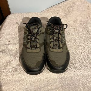 New balance mens 10.5 like new only worn a couple times less for fitting. Dusty